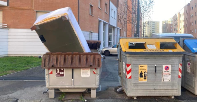 Bologna, un divano nel bidone dell’umido. La foto del sindaco Lepore: “Ci vuole molta stupidità”