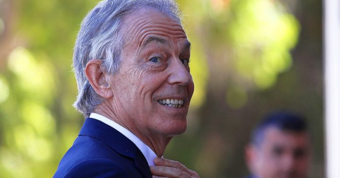 Tony Blair, la petizione online per togliergli il titolo di “sir” supera le 400mila firme