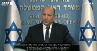 Copertina di Covid, l’annuncio del premier Israeliano: “Quarta dose per over 60 e medici. Al culmine dell’ondata arriveremo a 50mila casi al giorno”