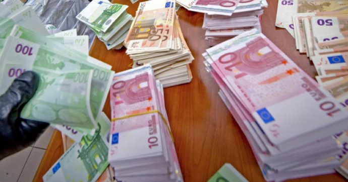 Copertina di Contanti, tetto giù a 1000 euro. Carte, slittano le sanzioni
