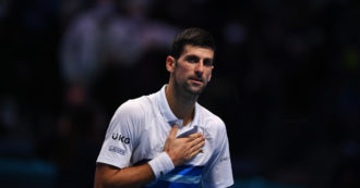 Copertina di Novak Djokovic, per il campione le regole Covid non valgono: concessa l’esenzione dal vaccino, potrà giocare gli Australian Open