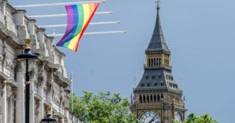 Copertina di Gran Bretagna, governo propone di cancellare tutte le condanne per omosessualità del passato: “Lgbtqi devono sentirsi al sicuro qui”