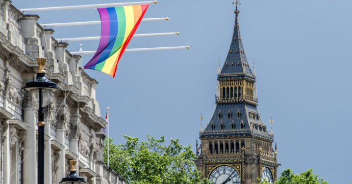 Gran Bretagna, governo propone di cancellare tutte le condanne per omosessualità del passato: “Lgbtqi devono sentirsi al sicuro qui”