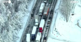 Copertina di Washington, la tempesta di neve blocca gli automobilisti: decine di macchine e camion incolonnati in autostrada – Video