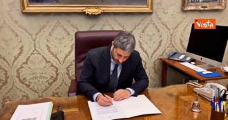 Copertina di Quirinale, il presidente della Camera Fico firma le lettere di convocazione del Parlamento