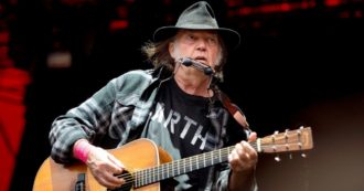 Copertina di Neil Young toglie la sua musica da Spotify per protesta contro il seguitissimo podcast no vax The Joe Rogan Experience