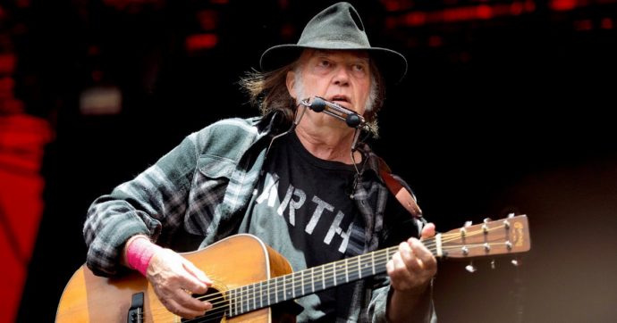 Copertina di Ecco “Barn”:  a 76 anni il rock di Neil Young resta ancora limpido (e ispirato dalla Luna)