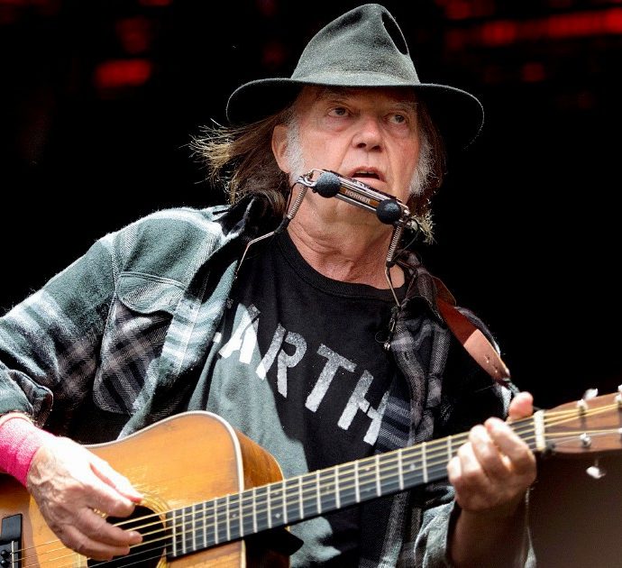 Neil Young toglie la sua musica da Spotify per protesta contro il seguitissimo podcast no vax The Joe Rogan Experience
