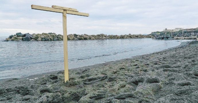 Copertina di Uccide il figlio di 2 anni gettandolo in mare: era convinta che avesse un ritardo mentale