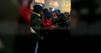Milano, gruppo di giovani aggredisce e molesta una 19enne in piazza Duomo la notte di Capodanno: ipotesi di violenza sessuale