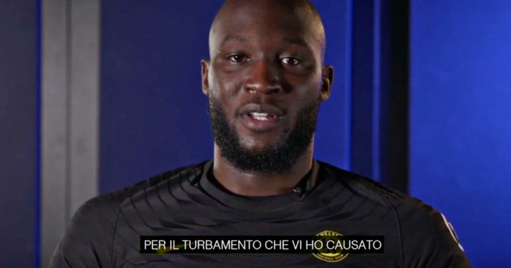 Lukaku si scusa coi tifosi dopo le parole sull’Inter: “Sono legato al Chelsea, riconquisterò la vostra fiducia”