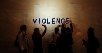 Copertina di Regno Unito, il governo annuncia una stretta contro la violenza domestica sulle donne: fino a due anni di tempo per denunciare