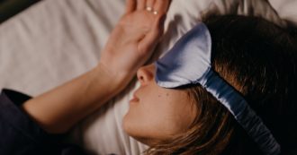 Copertina di Dal nuovo trend dell’ASMR per dormire bene alla mascherina da notte che migliora la memoria: verità e falsi miti sul sonno