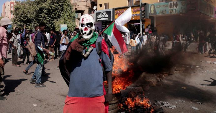 In migliaia contro i golpisti, i militari rispondono con i lacrimogeni