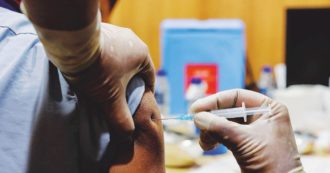 Copertina di Novavax, è in arrivo il vaccino che potrebbe convincere 1,3 milioni di indecisi tra gli over 50. Ma non è prenotabile in tutte le regioni