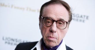 Copertina di Peter Bogdanovich morto, l’attore de I Soprano e il regista de “L’ultimo spettacolo” scomparso a 82 anni per cause naturali