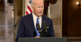 Copertina di Biden a un anno dall’assalto a Capitol Hill accusa Trump: “Ha cercato di impedire un pacifico trasferimento dei poteri”