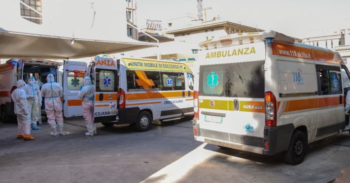 Coronavirus, gli ospedali di Palermo in tilt: fila di ambulanze fuori dal Cervello e spuntano le tende da campo per accogliere i contagiati