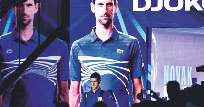 Australian Open, Djokovic bloccato per ore in aeroporto: “Interrogato su visto e vaccino”