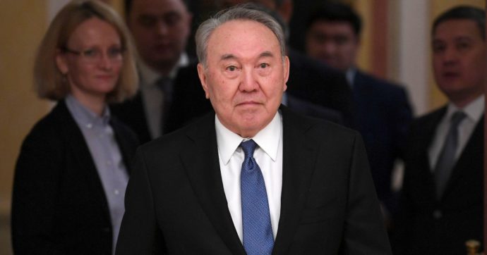 Kazakistan, abbattuta la statua di Nazarbayev: chi è l’ex presidente alla guida per 30 anni. In suo onore la capitale Astana cambiò nome