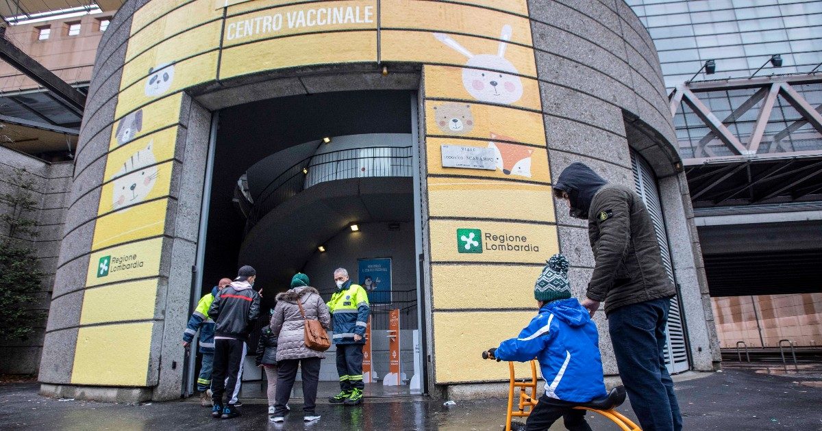 Vaccino anti-Covid, oltre 1,8 milioni di over 50 senza: con questi ritmi obbligo adempiuto ad aprile. Un eleggibile su 4 non ha fatto terza dose