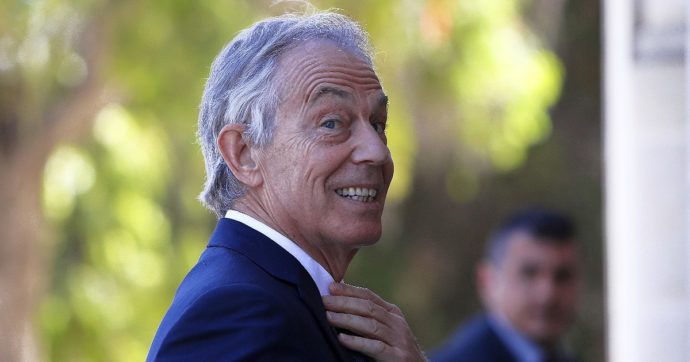 Invasione Iraq, “Tony Blair volle distruggere documenti che ne dimostravano illegittimità”: la rivelazione nel libro dell’ex ministro Uk
