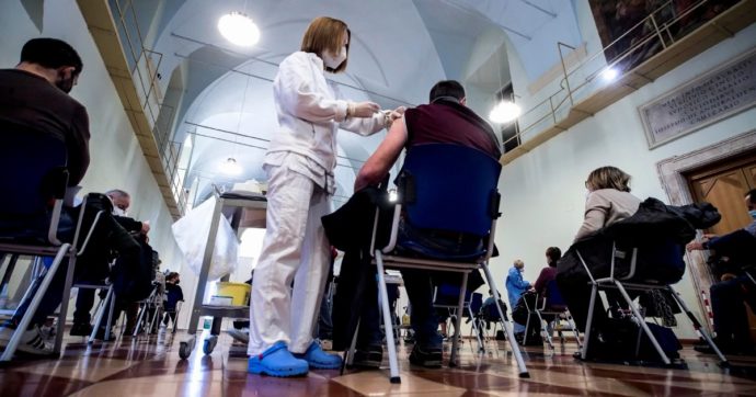 Antonio Cassone: “Vaccini? Con dosi da fare ogni 3-4 mesi, renderli obbligatori è assurdo”