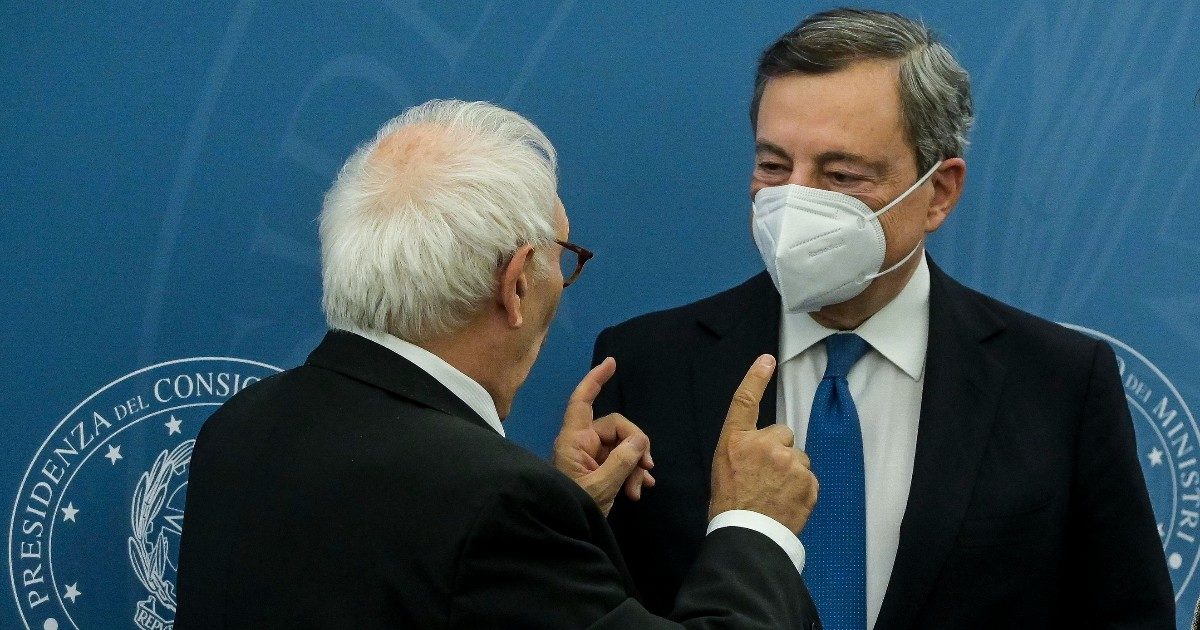 Mascherine Ffp2, Crisanti: “Proteggono anche più del vaccino”. Il governo le pretende per i punti stampa di Draghi, ma a scuola continua a inviare le chirurgiche