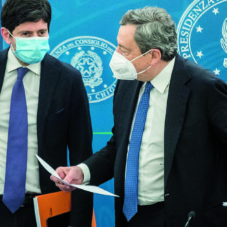 Copertina di Covid, le norme “da barzelletta”: il Fatto di domani 8 gennaio