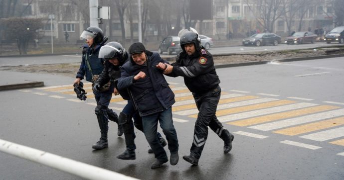 Kazakistan, il presidente ordina di sparare ai manifestanti: 26 morti e oltre 3mila arrestati. Media: “Nazarbayev fuggito dal Paese”