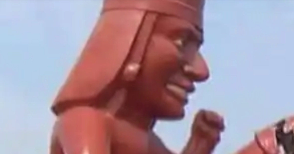 Danneggiano il pene di 1,5 metri di una statua. Il sindaco: “Incappucciati, hanno aggredito la guardia e vandalizzato il fallo”