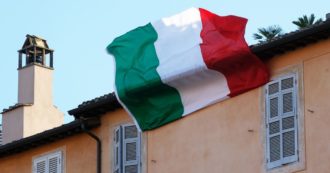 Copertina di Festa del Tricolore, Mattarella: “La bandiera alle finestre ha segnato la memoria dell’Italia nei momenti più difficili della pandemia”