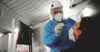 Copertina di Un record al giorno: superata la quota di 200 mila contagi