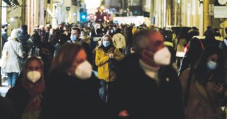 Copertina di Con le nuove limitazioni i no vax sono quasi dei santi. Eppure si ribellano…