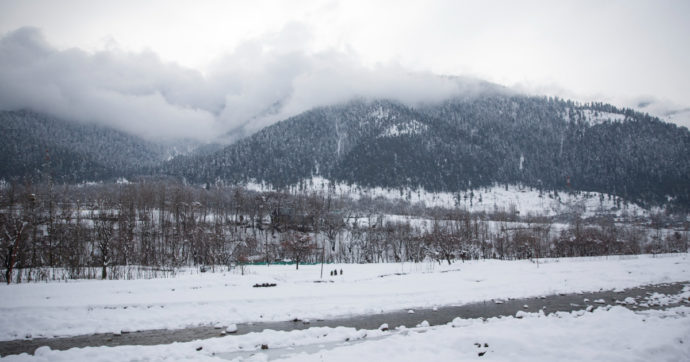Pakistan, più di mille veicoli bloccati in autostrada per una tempesta di neve: almeno 21 turisti morti per il freddo