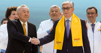 Kazakistan, portavoce dell’ex leader Nazarbayev: “Non ha lasciato il Paese”. L’ipotesi del regolamento di conti per liberarsi dal suo controllo