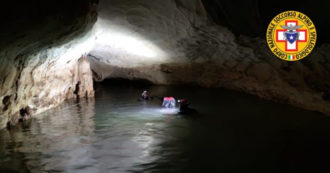 Copertina di Sardegna, soccorsi 7 speleologi bloccati tutta la notte in una grotta allagata a Dorgali