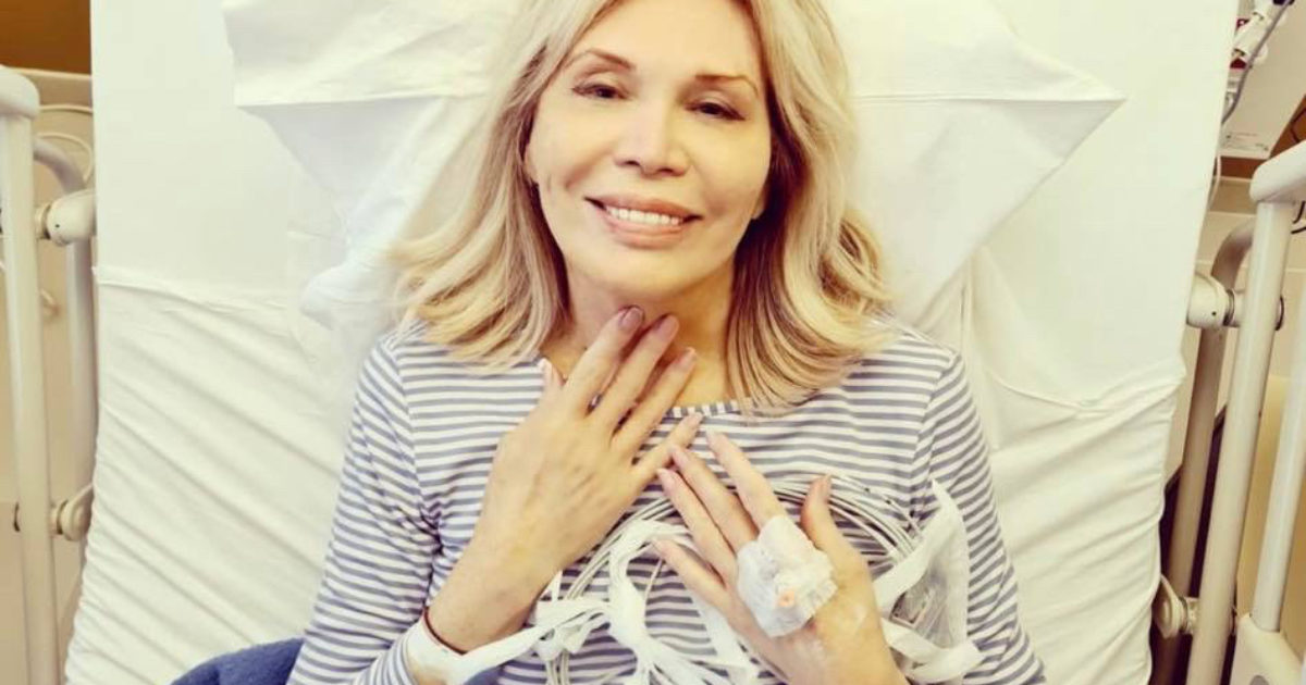 Amanda Lear ricoverata per un’operazione al cuore: lo scatto dal letto d’ospedale