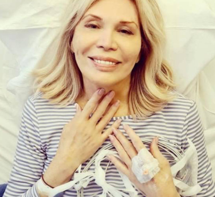 Amanda Lear ricoverata per un’operazione al cuore: lo scatto dal letto d’ospedale