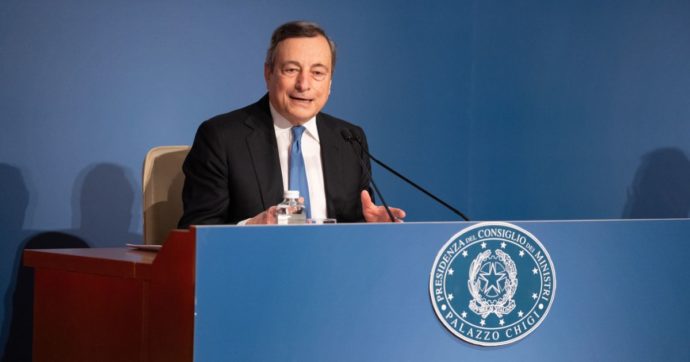 Draghi dopo il silenzio e le polemiche ci ripensa: lunedì 10 gennaio farà conferenza stampa su obbligo vaccinale e riaperture
