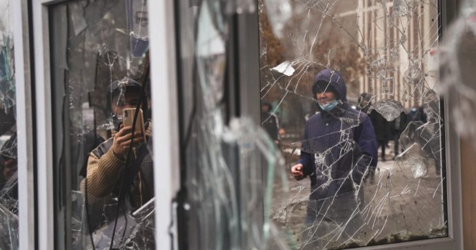 “Oligarchi dentro una torre d’avorio: non capiscono le sofferenze del popolo”