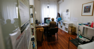 Copertina di Medici di famiglia: pochi, sovraccarichi e senza ferie. L’allarme dei sindacati lombardi fa riflettere