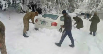 Copertina di Pakistan, migliaia di auto bloccate da una tempesta di neve: 21 morti – Video