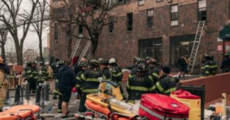 Copertina di New York, incendio in un palazzo di 19 piani nel Bronx: 19 morti, anche nove bambini