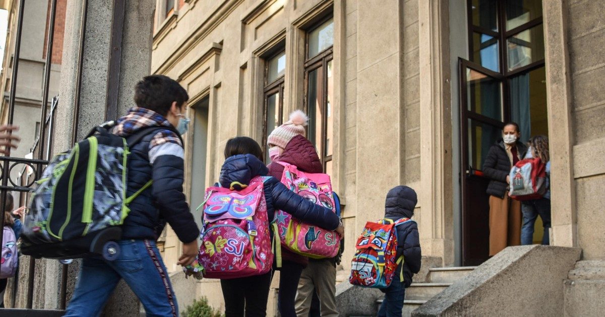 Quarantena per i bambini guariti o vaccinati, il cortocircuito tra decreto e circolari: famiglie nel caos, governo al lavoro per sanare il controsenso