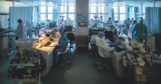 Copertina di Omicron ora è  fuori controllo. I positivi sono quasi 2 milioni