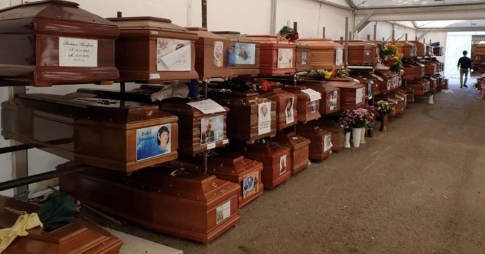 Cimitero Palermo, 900 bare insepolte. Indagato Orlando