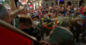 Copertina di Novak Djokovic, la polizia australiana usa lo spray al peperoncino per disperdere i fan – Video