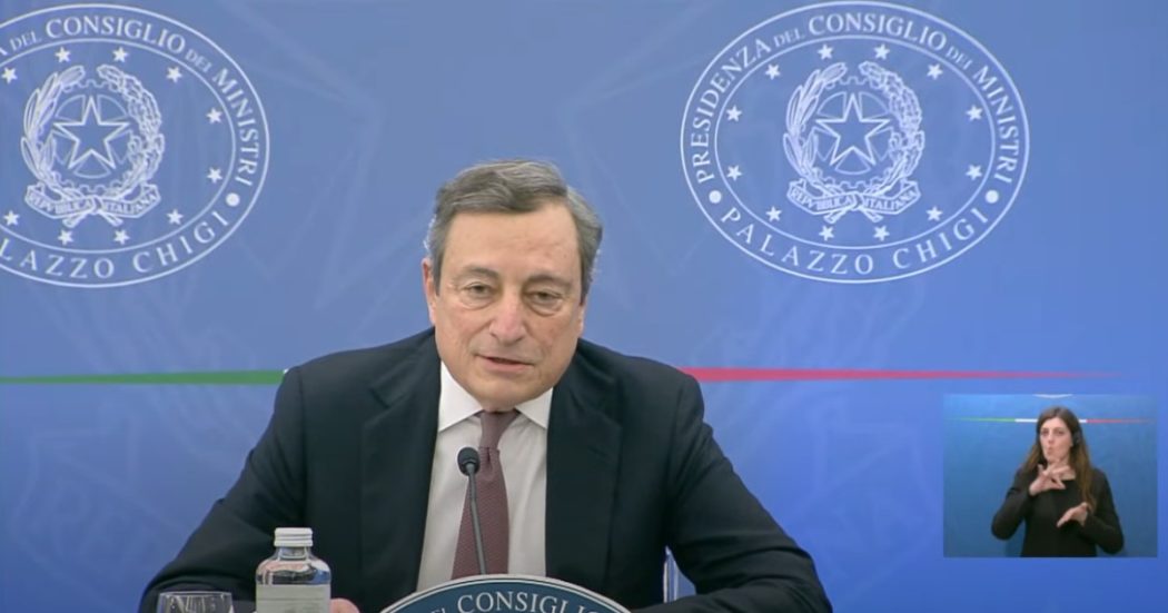 Draghi in conferenza stampa: “Gran parte dei problemi dipende dai no vax. Priorità è la scuola in presenza”. E rifiuta la domanda sul Colle: “Non posso rispondere”