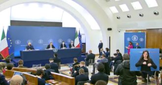 Copertina di Draghi in conferenza stampa blocca le domande sul Colle: “Non risponderò a questioni su sviluppi futuri come il Quirinale”